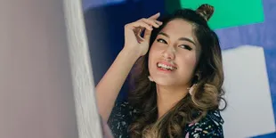 Pamer Kaki Jenjang Pakai Baju Olahraga, Ochi Rosdiana Bintang 'BUKU HARIAN SEORANG ISTRI' Duduk Santai di Sungai!