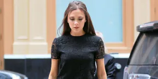 Pamer Kaki Jenjang, Pose Victoria Beckham Ini Bikin Melongo