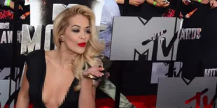 Pamer Peran Seksi di 'FIFTY SHADES OF GREY', Rita Ora Dihujat