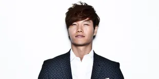 Pamer Perut Eightpack, Kim Jong Kook Bikin Terpana