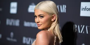 Pamer Pohon Natal Bertema Pink, Kylie Jenner Tak Sabar Sambut Kelahiran Bayinya?