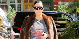 Pamer Tubuh Langsing, Kim Kardashian Pakai Baju Ketat &#38; Rok Mini