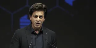 Pamer Wajah Sehabis Mandi, Shahrukh Khan Tampak Terlalu Tampan
