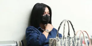 Pandemi Covid-19 Belum Usai, Sekali Keluar Rumah Syahrini Bawa 7 Botol Hand Sanitizer