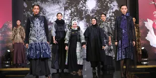 Parade Wastra Nusantara 2025: Irmasari Joedawinata Hadirkan Siluet Keindahan Sasirangan Khas Kalimantan Selatan