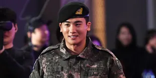 Park Hyung Sik Ganteng Pakai Seragam Wamil di Blue Dragon Film Awards