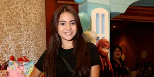 Pasang Status Single, Aurel Hermansyah dan Radhan Putus?