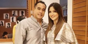 Pasangan Manis! Nia Ramadhani dan Ardi Bakrie Pakai Busana Matching Hadiri Pernikahan Adinda Bakrie