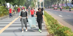Patut Ditiru, Aksi Pemuda Punguti Sampah di Area GBK!