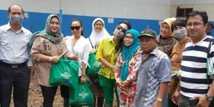 Peduli Korban Garut, Jenny Rachman Turun Langsung Berikan Bantuan
