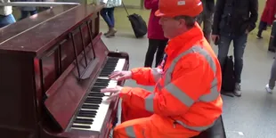 Pekerja Proyek Ini Bikin Kagum Banyak Orang Saat Main Piano!