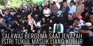 Pelayat Bersalawat di Pemakaman Susi, Istri Tukul Arwana