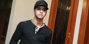 Peluk Mesra Gadis Cantik, Inikah Pacar Baru Al Ghazali?