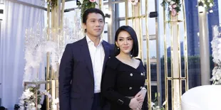 Peluk Reino Barack, Syahrini: Selamat Sholat Jumat Kembali Suami