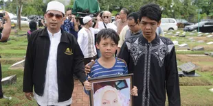 Pemakaman Titi Qadarsih Diwarnai Isak Tangis Keluarga dan Kerabat