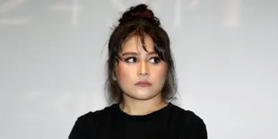 Penampakan Sosok Wanita Tua di Kamar Prilly Latuconsina
