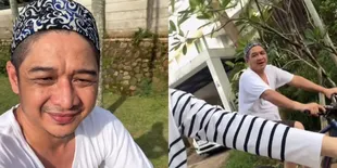 Penampilan Pasha Ungu Temani Anak Bersepeda, Kenakan Kaos Oblong dan Peci - Gaya Khas Bapak-Bapak