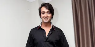 Penampilan Saurabh Raj di Poster 'CHECK IN BANGKOK', Ganteng!