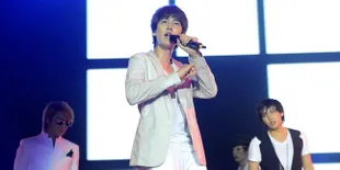 Penampilan Super Junior Super Show 5 Diwarnai Sexy Dancer