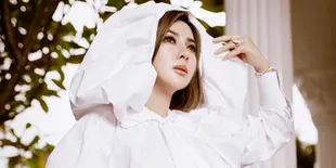 Penampilan Syahrini Ketika Pakai Topi Tudung Saji Penutup Nasi, Gayanya Tetap Cetar?