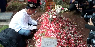 Pencipta Lagu 'Selamat Jalan Jupe' Datang Dari Jauh ke Pemakaman