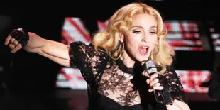 Pengakuan Saksi Mata Saat Madonna SMS-an di Bioskop
