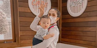 Pengalaman Ussy Sulistiawaty Pertama Kali Ajak Saka ke Mall, Deg-degan Banget