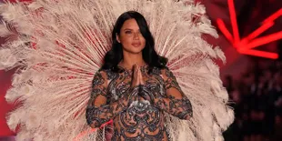 Pensiun Jadi Angel Victoria's Secret, Adriana Lima Tiup Lilin Bareng Anak