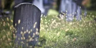 Pensiunan TNI Meninggal di Makam Istri &#38; Anak, Ditemukan Menundukkan Kepala di Nisan