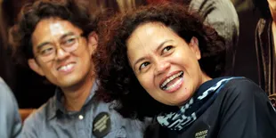 Penuh Semangat, Jari Mira Lesmana Belepotan Tinta