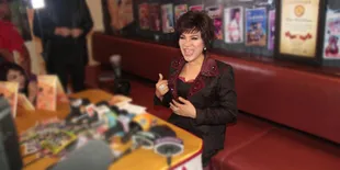 Penuhi Nazar, Dorce Gamalama Diberi Bekal Masyarakat Sekitar