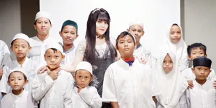 Penyanyi Cantik Ini Rilis Single Debut Sekaligus Beri Santunan Untuk Anak Yatim