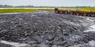 Percaya atau Nggak, Ada Danau yang Terbuat dari Aspal, Lho!