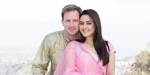 Perdana, Preity Zinta Ajak Suami ke Ajang Awards di India