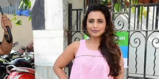 Perdana! Rani Mukherjee Tampil Dengan Perut Hamil Yang Membuncit