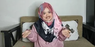 Pergi Beli Sarapan, Kekeyi Naik Mobil Baru yang Masih Dibungkus Plastik