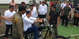 Peringati Hari Sumpah Pemuda, Presiden Jokowi Jajal Naik Motor Chopper