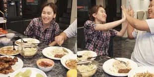 Perlihatkan Kedekatan Dengan Keluarga Sambil Tebak-Tebakan Kocak, Ini Momen Sahur Ayu Ting Ting