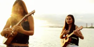 Permainan Ukulele 2 Gadis Manis Ini Bisa Bikin Hatimu Rontok