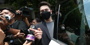 Pernah Ditendang Dhena Devanka, Jonathan Frizzy Bawa Bukti Foto Rekaman CCTV