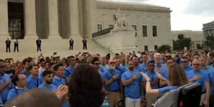 Pernikahan Sejenis Sah, Para Pria Gay Paduan Suara Dengan Ceria