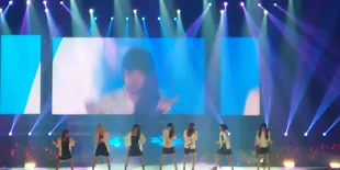 Personel iKON Bergaya Ala GFriend dan EXID, Penonton Histeris!