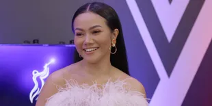 Pertama Kali Ikut Terlibat di Konser Virtual, Yura Yunita Tampil Mempesona Untuk Mengawali 'FLAVS Festival'