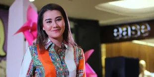 Pertama Kali Kibarkan Bendera, Aaliyah Massaid Lakukan di Bawah Air