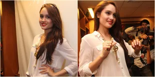 Pertama Kali Mencoblos, Cinta Laura Optimis Pilihannya Menang