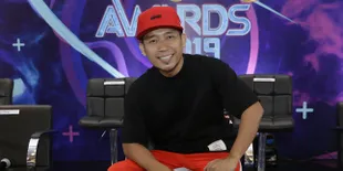 Pertemukan Mini Cooper Klasik dan Baru, Garasi Mobil Denny Cagur Jadi Sorotan