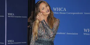 Perut Makin Buncit, Chrissy Teigen Nekat Tampil Buka-Bukaan