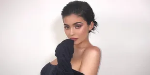 Perutnya Dibilang Buncit, Kylie Jenner Pilih Angkat Baju di Instagram