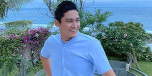 Pesona Ganteng Samuel Zylgwyn Pemeran Zain di 'NALURI HATI', Kece Banget Naik Kapal di Foto Behind The Scene