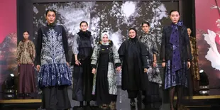 Pesona Sasirangan: Dari Warisan Leluhur ke Siluet Modern di Parade Wastra Nusantara 2025